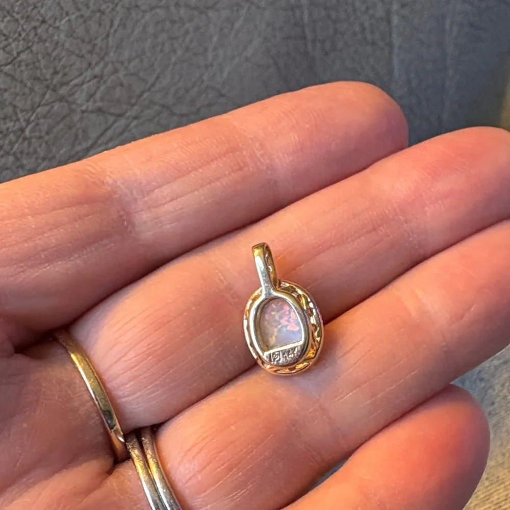 Elegant 14k solid yelllow gold Opal and Diamond Pendant - Picture 2 of 5